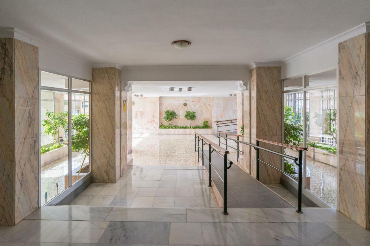 Stunning Spacious With Free Parking Apartment *
