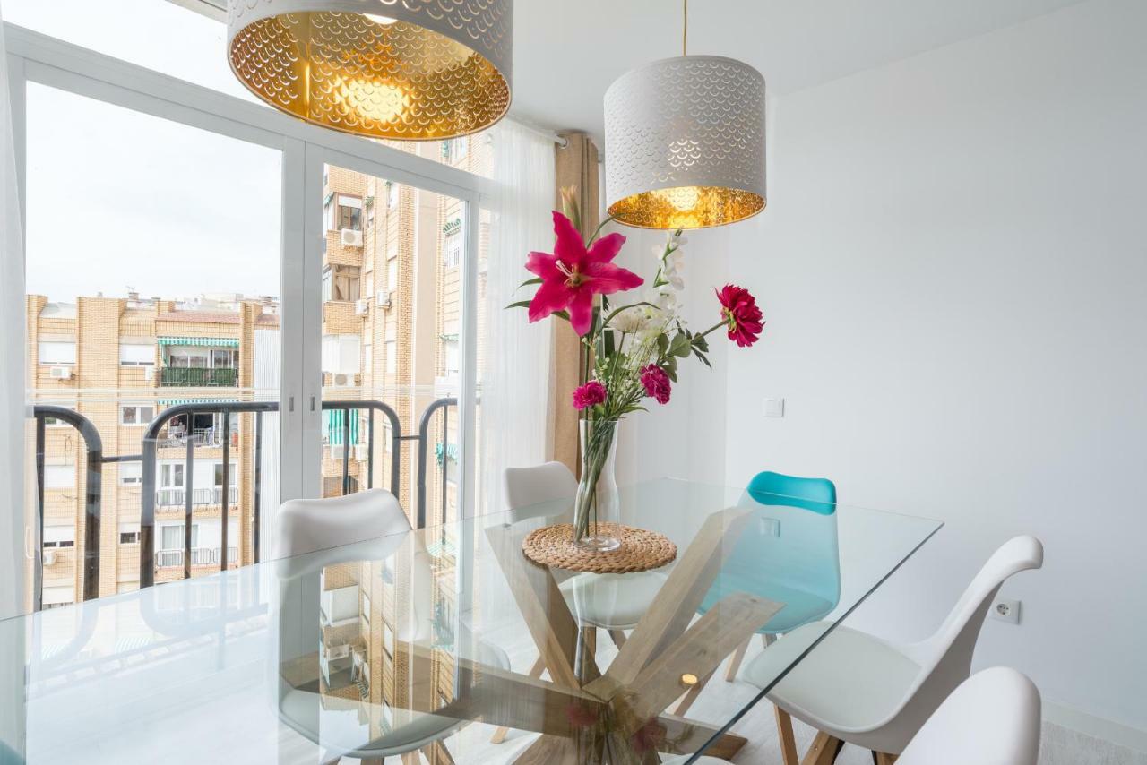 Stunning Spacious With Free Parking Apartment *